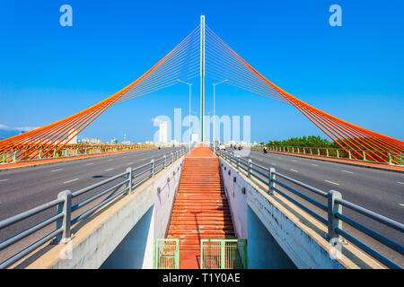 Cau Nguyen Van Troi Tran Thi Ly Bridge è un ponte che attraversa il fiume Han a Danang city in Vietnam Foto Stock