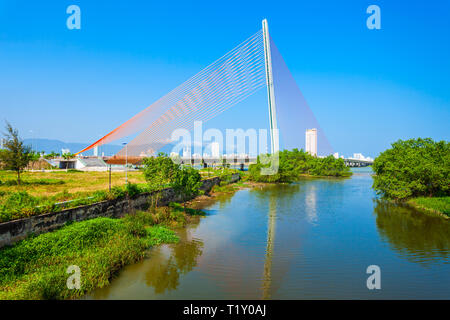 Cau Nguyen Van Troi Tran Thi Ly Bridge è un ponte che attraversa il fiume Han a Danang city in Vietnam Foto Stock