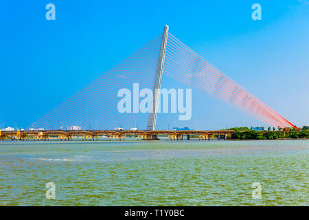 Cau Nguyen Van Troi Tran Thi Ly Bridge è un ponte che attraversa il fiume Han a Danang city in Vietnam Foto Stock