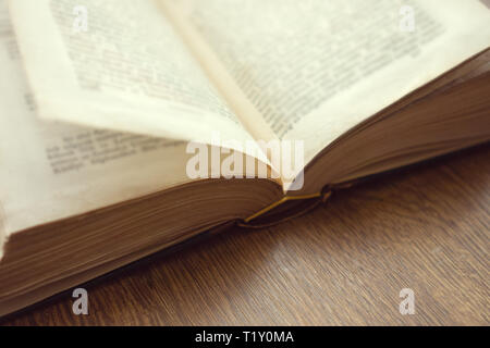 Chiudere fino vecchio libro vintage sul tavolo di legno sfondo Foto Stock