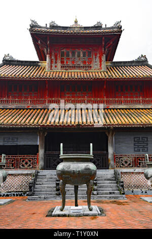 Il Hien Lam Pavilion nella città imperiale, tonalità, Vietnam e uno di teh nove urne dinastiche Foto Stock
