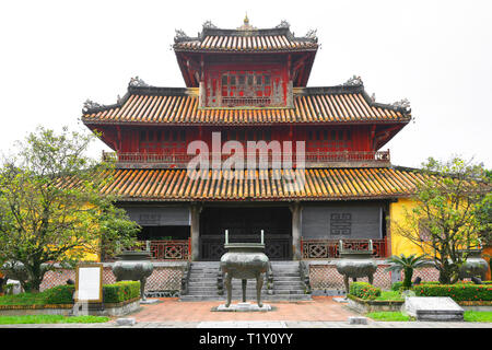 Il Hien Lam Pavilion nella città imperiale, tonalità, Vietnam e uno di teh nove urne dinastiche Foto Stock