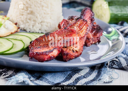 La carne di maiale tocino con riso e uova fritte. Piatto filippino Foto Stock