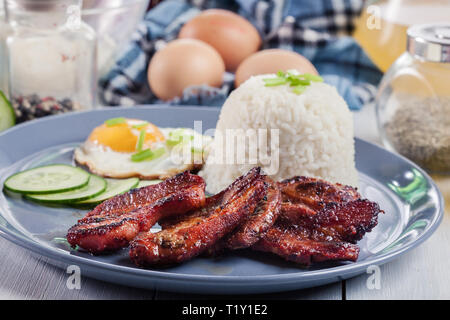 La carne di maiale tocino con riso e uova fritte. Piatto filippino Foto Stock