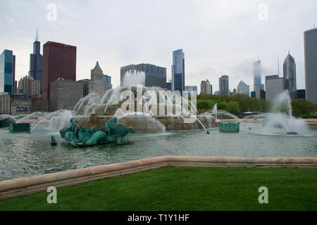 CHICAGO, Illinois, Stati Uniti - Maggio 11th, 2018: Buckingham Fountain è uno dei più grandi del mondo, nella città ventosa di Grant Park su un Foto Stock