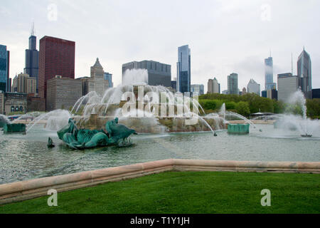 CHICAGO, Illinois, Stati Uniti - Maggio 11th, 2018: Buckingham Fountain è uno dei più grandi del mondo, nella città ventosa di Grant Park su un Foto Stock