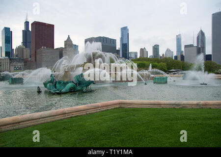 CHICAGO, Illinois, Stati Uniti - Maggio 11th, 2018: Buckingham Fountain è uno dei più grandi del mondo, nella città ventosa di Grant Park su un Foto Stock