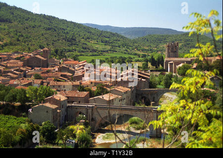 Il bel villaggio di Lagrasse, con la C12th passerella su Orbieu, e al di là dell'Abbazia di St Marie d'Orbieu: Aude, Occitanie, Francia Foto Stock