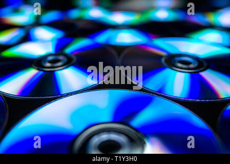 Cd / DVD giacente su un fondo nero con riflessi di luce. Foto Stock