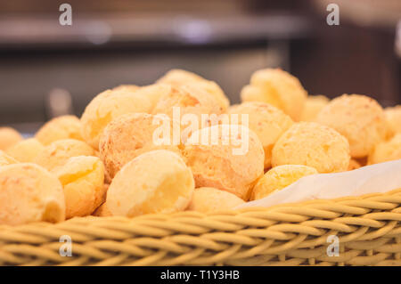 Cestino con pane di formaggio, un cibo tradizionale da Minas Gerais stato in Brasile Foto Stock