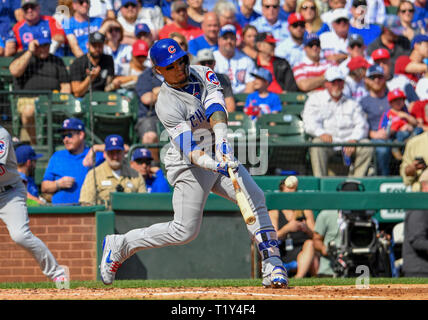 Arlington, Texas, Stati Uniti d'America. 28 Mar, 2019. Mar 28, 2019: Chicago Cubs shorstop Javier Baez #9 hits un assolo home run nella parte superiore del quarto inning durante un giorno di apertura MLB gioco tra Chicago Cubs e Texas Rangers a Globe Life Park in Arlington, TX Chicago sconfitto Texas 12-4 Albert Pena/CSM. Credito: Cal Sport Media/Alamy Live News Foto Stock