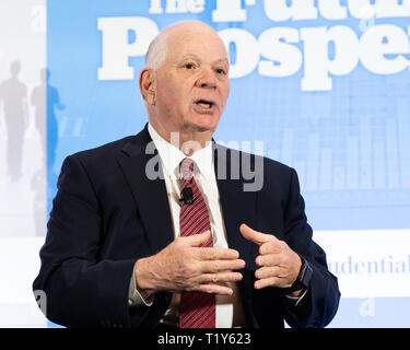 Stati Uniti Il senatore Ben Cardin (D-MD) visto parlare durante il politico del futuro di prosperità evento in Washington, DC. Foto Stock