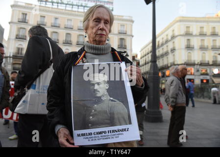 Un manifestante è visto tenendo un immagine del suo padre che sono scomparsi durante la dittatura spagnola di Francisco Franco (1936-1975). . Lei stava prendendo parte a una manifestazione di protesta contro l'immunità per i crimini commessi durante la Guerra Civile Spagnola di Francisco la dittatura di Franco, e la richiesta di giustizia per le vittime e i loro parenti. Foto Stock