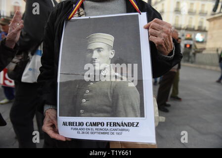 Una foto di un manifestante il padre che sono scomparsi durante la dittatura spagnola di Francisco Franco (1936-1975). Circa un centinaio di persone si sono radunate a Madrid per protestare contro l'immunità per i crimini commessi durante la Guerra Civile Spagnola di Francisco la dittatura di Franco, e la richiesta di giustizia per le vittime e i loro parenti. Foto Stock