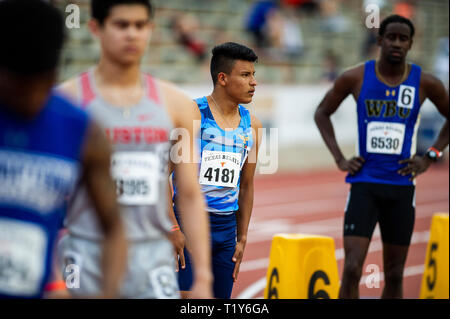 Marzo 28, 2019: Leopoldo Valtierra #4181 con Asoc. deAtletismo in azione gli uomini 800 metro eseguire Invitational a Clyde Littlefield Texas relè, Mike Myers A. Stadium. Austin, Texas. Mario Cantu/CSM Foto Stock