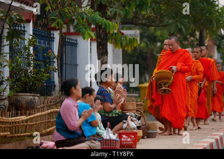 Luang Prabang. 29 Mar, 2019. Foto scattata il 29 marzo 2019 mostra una scena di Tak Bat (Alms dando) a Luang Prabang, Laos. Tak Bat è una tradizione in Laos la cultura buddista. Credito: Wang Jingqiang/Xinhua/Alamy Live News Foto Stock