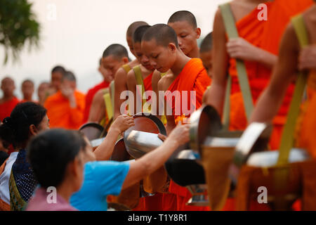 Luang Prabang. 29 Mar, 2019. Foto scattata il 29 marzo 2019 mostra una scena di Tak Bat (Alms dando) a Luang Prabang, Laos. Tak Bat è una tradizione in Laos la cultura buddista. Credito: Wang Jingqiang/Xinhua/Alamy Live News Foto Stock