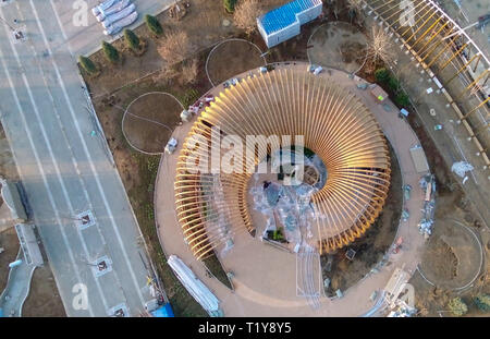 Pechino, Cina. 27 Mar, 2019. Foto aerea adottate il 27 marzo 2019 mostra l'Azerbaigian giardino presso il sito della International Horticultural Exhibition 2019 Pechino Cina (Expo 2019 Pechino) nel distretto di Yanqing di Pechino, capitale della Cina. Credito: Ma Xiaodong/Xinhua/Alamy Live News Foto Stock