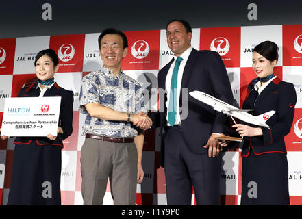 Tokyo, Giappone. 29 Mar, 2019. Japan Airlines (JAL) gestione delegato Tetsuya Onuki (2 L) scuote le mani con Hilton Grand Vacations vice presidente Jeffrey Bernier (seconda R) come annunciano JAL è il nuovo turismo promozione alle Hawaii con Hilton Grand Vacations a Tokyo il Venerdì, Marzo 29, 2019. Credito: Yoshio Tsunoda/AFLO/Alamy Live News Foto Stock
