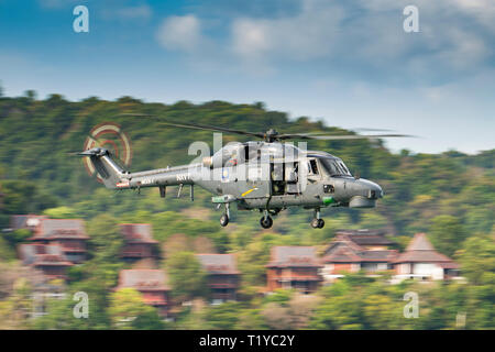 Il Langkawi, Malesia : 28 marzo 2019 : Marina malese Super Lynx elicottero in rotta per una messa in scena operazione di salvataggio presso la fiera di Lima Credito: Chung Jin Mac/Alamy Live News Foto Stock