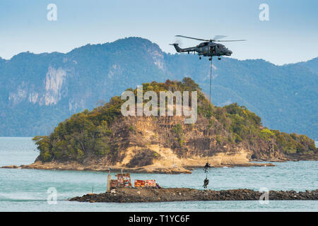 Il Langkawi, Malesia : 28 marzo 2019 : Marina malese Super Lynx elicottero fasi un airlift operazione di salvataggio presso la fiera di Lima Credito: Chung Jin Mac/Alamy Live News Foto Stock