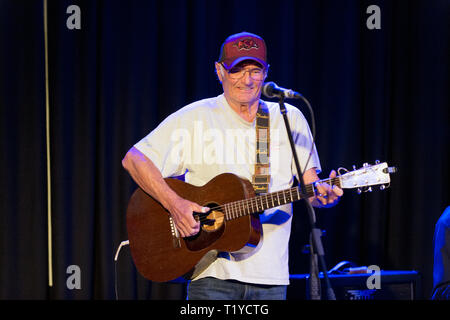 Preston, Lancashire, Regno Unito. 28 mar 2019. Veterano cantautore Michael Chapman in concerto al Continental, Preston, Lancashire, UK Credit: John Bentley/Alamy Live News Foto Stock