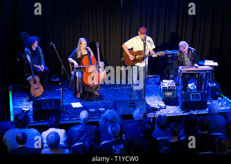 Preston, Lancashire, Regno Unito. 28 mar 2019. Veterano cantautore Michael Chapman in concerto al Continental, Preston, Lancashire, accompagnato da Bridget San Giovanni (vocal), Sarah Smout (violoncello) e B J Cole (pedale in acciaio). Credito: John Bentley/Alamy Live News Foto Stock