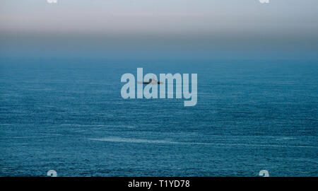 Dover, Kent, Inghilterra, Regno Unito. 28 Mar, 2019. Forza di bordo nave mantiene guardare per gli immigrati clandestini off shore del Regno Unito a Dover Credito: BRIAN HARRIS/Alamy Live News Foto Stock