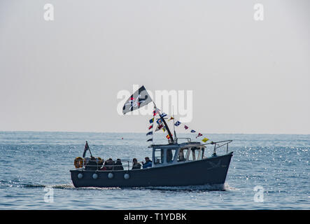 Mousehole, Cornwall, Regno Unito. 29 Mar, 2019. Regno Unito Meteo. Il primo viaggio barca della stagione portando la gente torna a Mousehole. Credito: Simon Maycock/Alamy Live News Foto Stock