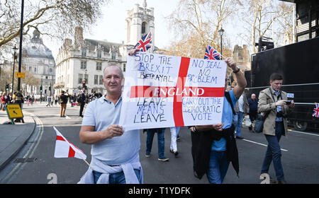 Londra, Regno Unito. 29 Mar, 2019. Pro Brexit sostenitori bloccano le strade attorno a Piazza del Parlamento Londra oggi come mostrano la loro rabbia per non lasciare la UE oggi causando caos del traffico nella città . MP sono seduta di oggi al dibattito di lasciare il Parlamento europeo il giorno in cui è stato originariamente doveva accadere Credito: Simon Dack/Alamy Live News Foto Stock