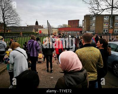 Glasgow, Regno Unito. 29 Mar, 2019. I genitori di raccogliere i loro bambini della scuola primaria presto la pausa di primavera vacanze scolastiche effettivamente avviata oggi. Credito: Pawel Pietraszewski/Alamy Live News Foto Stock