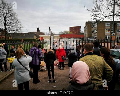 Glasgow, Regno Unito. 29 Mar, 2019. I genitori di raccogliere i loro bambini della scuola primaria presto la pausa di primavera vacanze scolastiche effettivamente avviata oggi. Credito: Pawel Pietraszewski/Alamy Live News Foto Stock