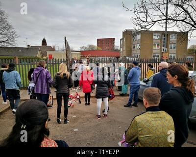 Glasgow, Regno Unito. 29 Mar, 2019. I genitori di raccogliere i loro bambini della scuola primaria presto la pausa di primavera vacanze scolastiche effettivamente avviata oggi. Credito: Pawel Pietraszewski/Alamy Live News Foto Stock