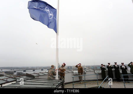 Riga. 29 Mar, 2019. La bandiera della NATO è sollevata nel corso di una cerimonia che si terrà a Riga, Lettonia, 29 marzo 2019, per contrassegnare il quindicesimo anniversario del paese Baltico all'adesione alla NATO. Credito: Edijs Palens/Xinhua/Alamy Live News Foto Stock