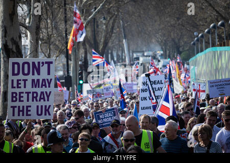 Londra, Regno Unito. Il 29 marzo 2019. Migliaia di dimostranti si riuniranno presso la piazza del Parlamento dopo due settimane di marzo da Sunderland Andy Barton/Alamy Live News Foto Stock