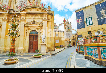 RABAT, Malta - 16 giugno 2018: la stretta stradina corre attraverso gli edifici storici di Pauline complessa, tra i quali san Paolo Chiesa Parrocchiale e Wignacou Foto Stock