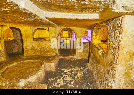 RABAT, Malta - 16 giugno 2018: il rituale hall con conserva antiche agape tavola in San Cataldo catacombe - storico sito di sepoltura, situato sotto il Foto Stock