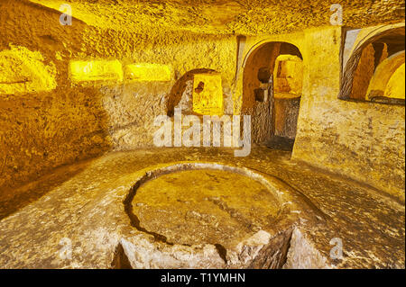 RABAT, Malta - 16 giugno 2018: Il round agape rituale tabella amid piccola hall di San Cataldo catacombe, il 16 giugno a Rabat. Foto Stock