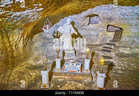 RABAT, Malta - 16 giugno 2018: Interno della famosa San Paolo grotta con la statua del santo Sepolcro e nicchie sullo sfondo, il 16 giugno a Rabat. Foto Stock