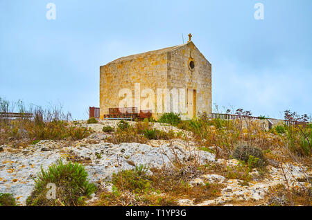 Santa Maria Maddalena cappella è il principale punto di riferimento architettonico di Dingli Cliffs sito, Capoterra, Italia. Foto Stock