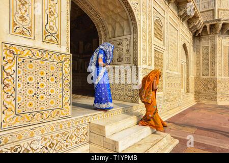 AGRA; INDIA, 12-10-2013: le donne indiane in sari colorati lasciando il mausoleo Itimad ud Daula in Agra, famoso per le sue decorazioni Foto Stock