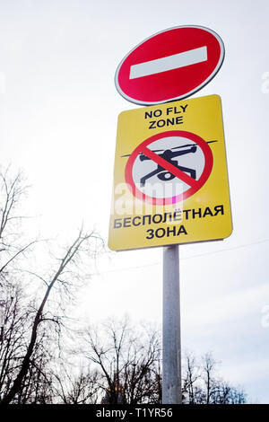 San Pietroburgo Russia - MARZO 28, 2019: segno di divieto di volare con fuchi. Traduzione di parole russe è no fly zone. Foto Stock