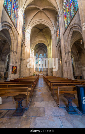 Basilica di Sant'Urbano di Troyes (Francia nord-orientale): interno del classico edificio gotico della navata centrale Foto Stock