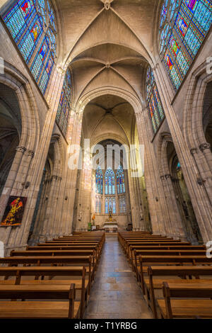 Basilica di Sant'Urbano di Troyes (Francia nord-orientale): interno del classico edificio gotico della navata centrale Foto Stock