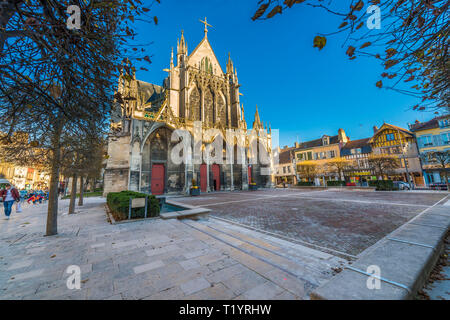 Basilica di Sant'Urbano di Troyes (Francia nord-orientale): la vista esterna del classico edificio gotico in piazza 'luogo' Vernier, la sera. Foto Stock