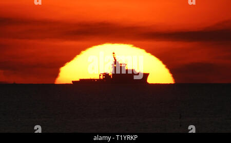 L'Oceano Osprey alimentazione offshore Nave vicino alla costa di Blyth, Northumberland a sunrise. Foto Stock