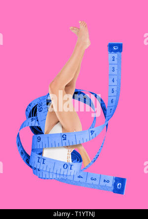 Immerso nella dieta. Femmina di montare le gambe di un corpo bianco circondato da nastro blu misura. Andando in profondità fpr perdita di ponderazione. Cibo sano, lo sport e il fitness concetto. Il design moderno. L'arte contemporanea collage. Foto Stock