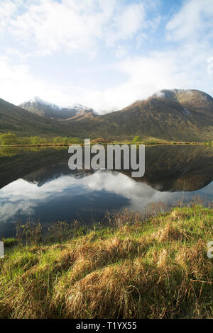 Le montagne si riflette in stagno Glen Etive regione delle Highlands della Scozia Foto Stock