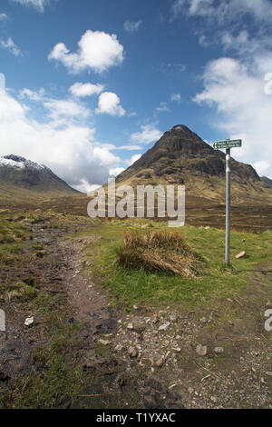 Stob Coire Raineach e il sentiero di Glen Etive attraverso Lairig Gartain Glen Coe regione delle Highlands della Scozia Foto Stock