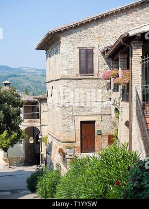 Bevagna Umbria Italia Italia. Vista del vicolo in epoca medievale e villaggio turistico di Bevagna. Foto Stock